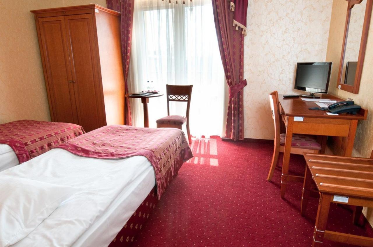 סאנדומירז Hotel Korona מראה חיצוני תמונה