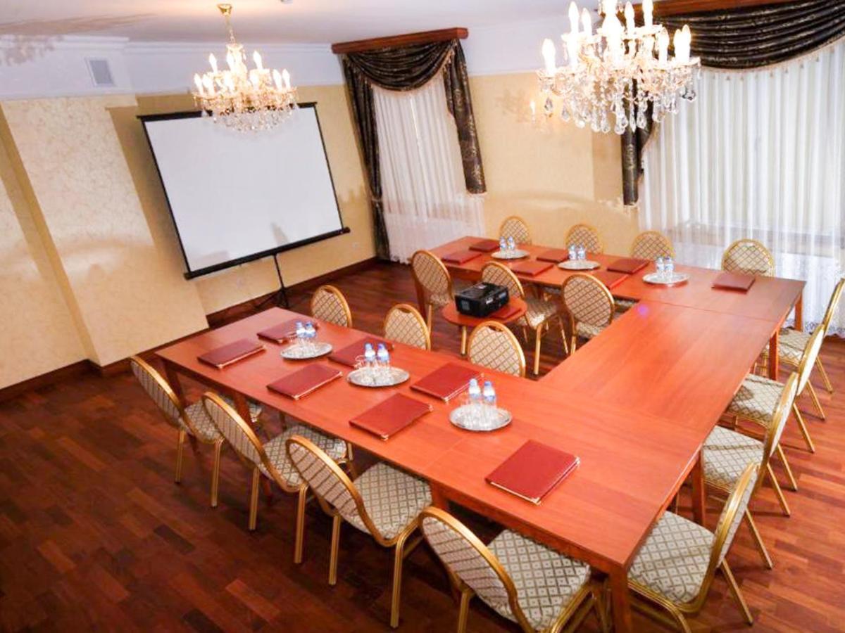 סאנדומירז Hotel Korona מראה חיצוני תמונה